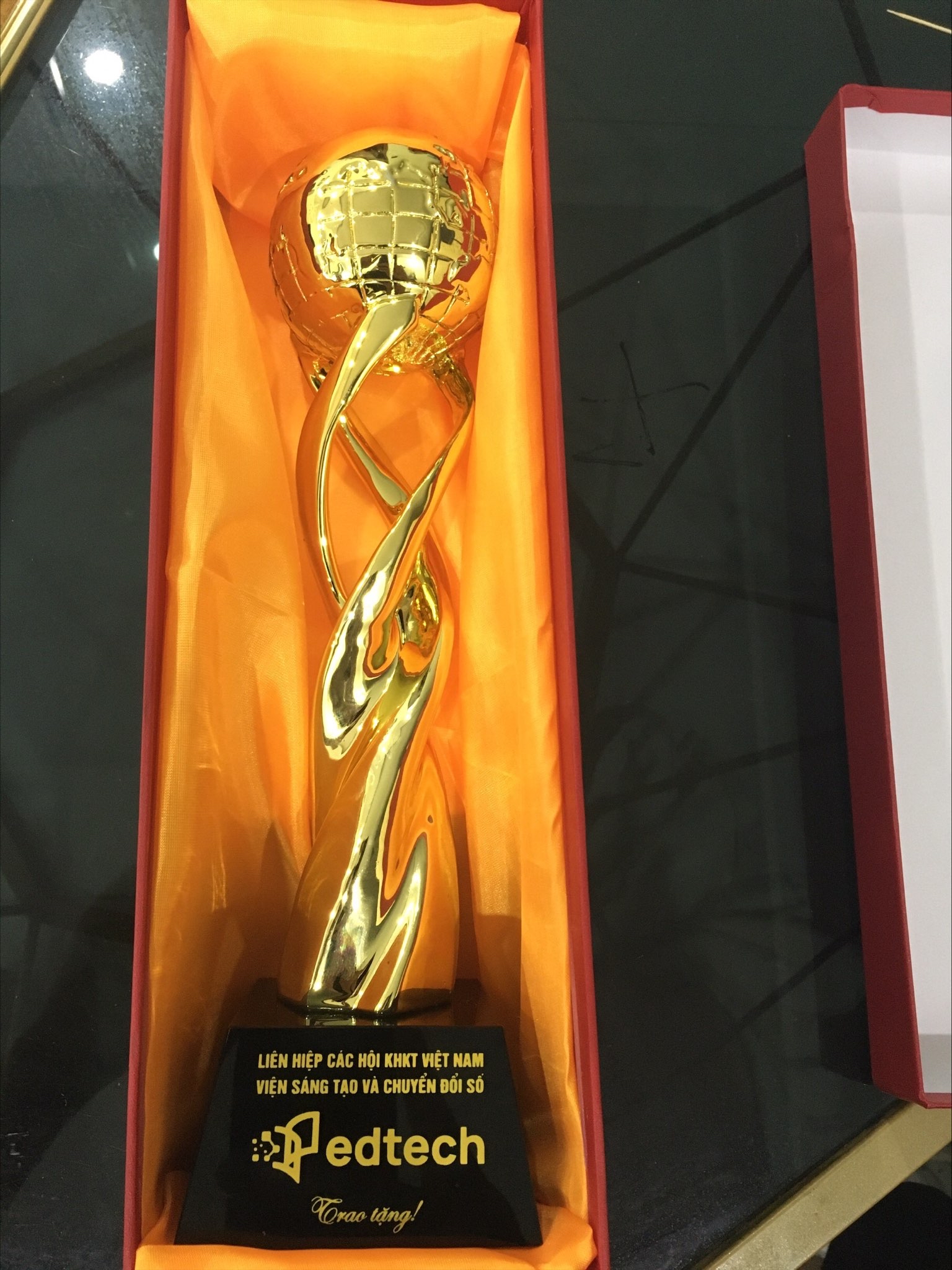 Cúp vàng- Việt Vang được Edtech trao tặng giải ảnh hưởng giáo dục của